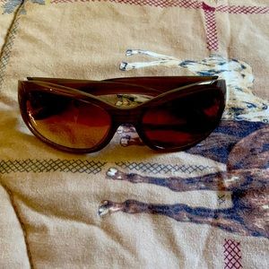 I am selling sunglasses.